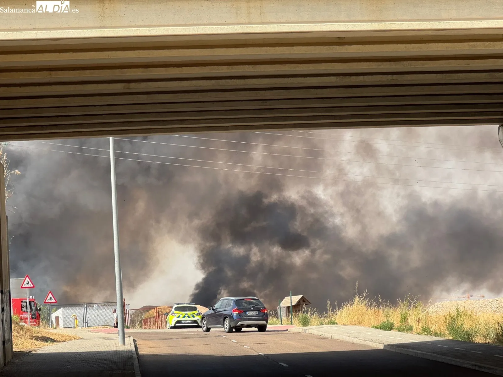 Foto 7 - Un incendio en Carbajosa provoca m&aacute;s de 25 llamadas al 112 por la preocupaci&oacute;n 