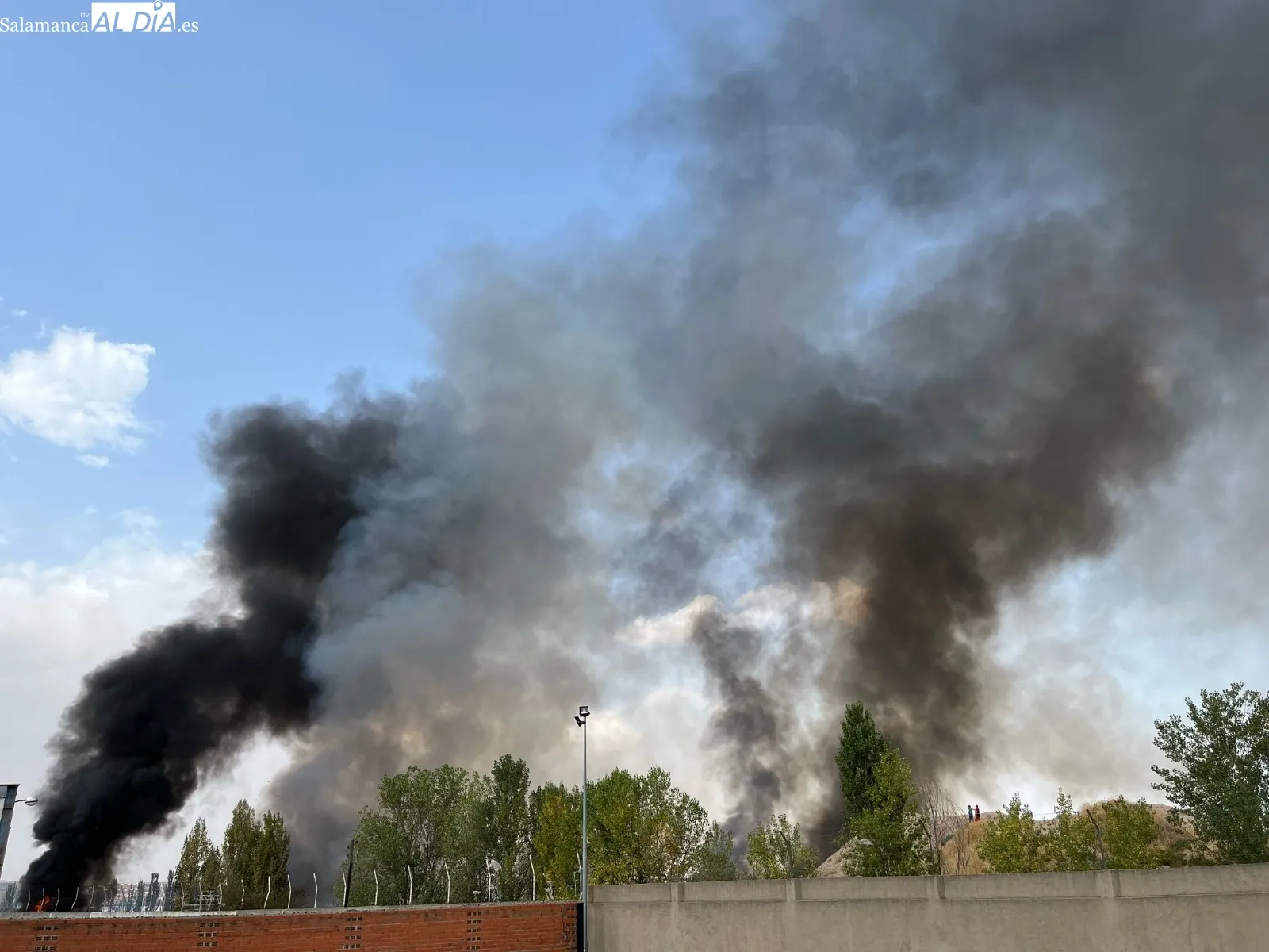 Foto 3 - Un incendio en Carbajosa provoca m&aacute;s de 25 llamadas al 112 por la preocupaci&oacute;n 