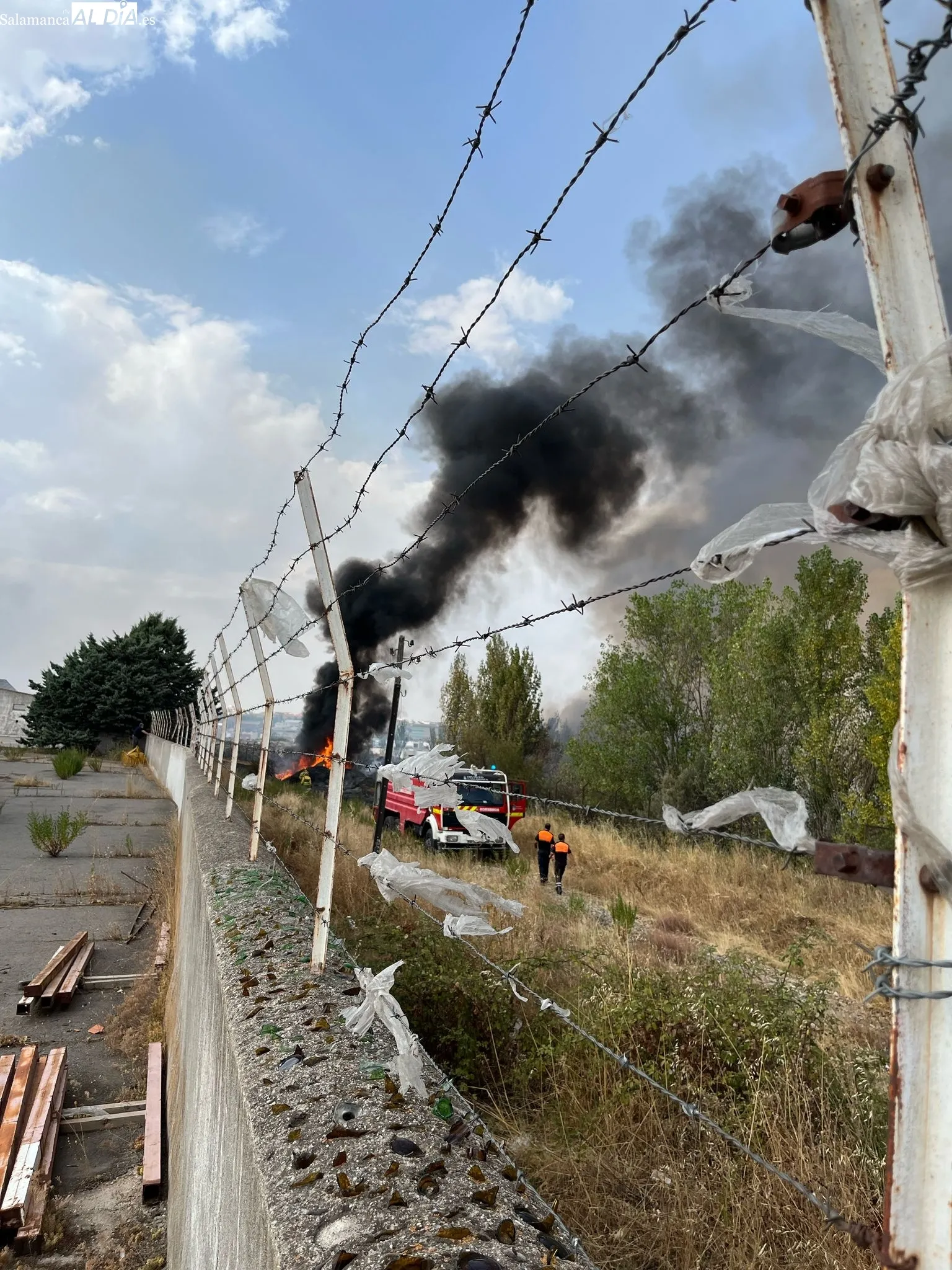 Foto 4 - Un incendio en Carbajosa provoca m&aacute;s de 25 llamadas al 112 por la preocupaci&oacute;n 