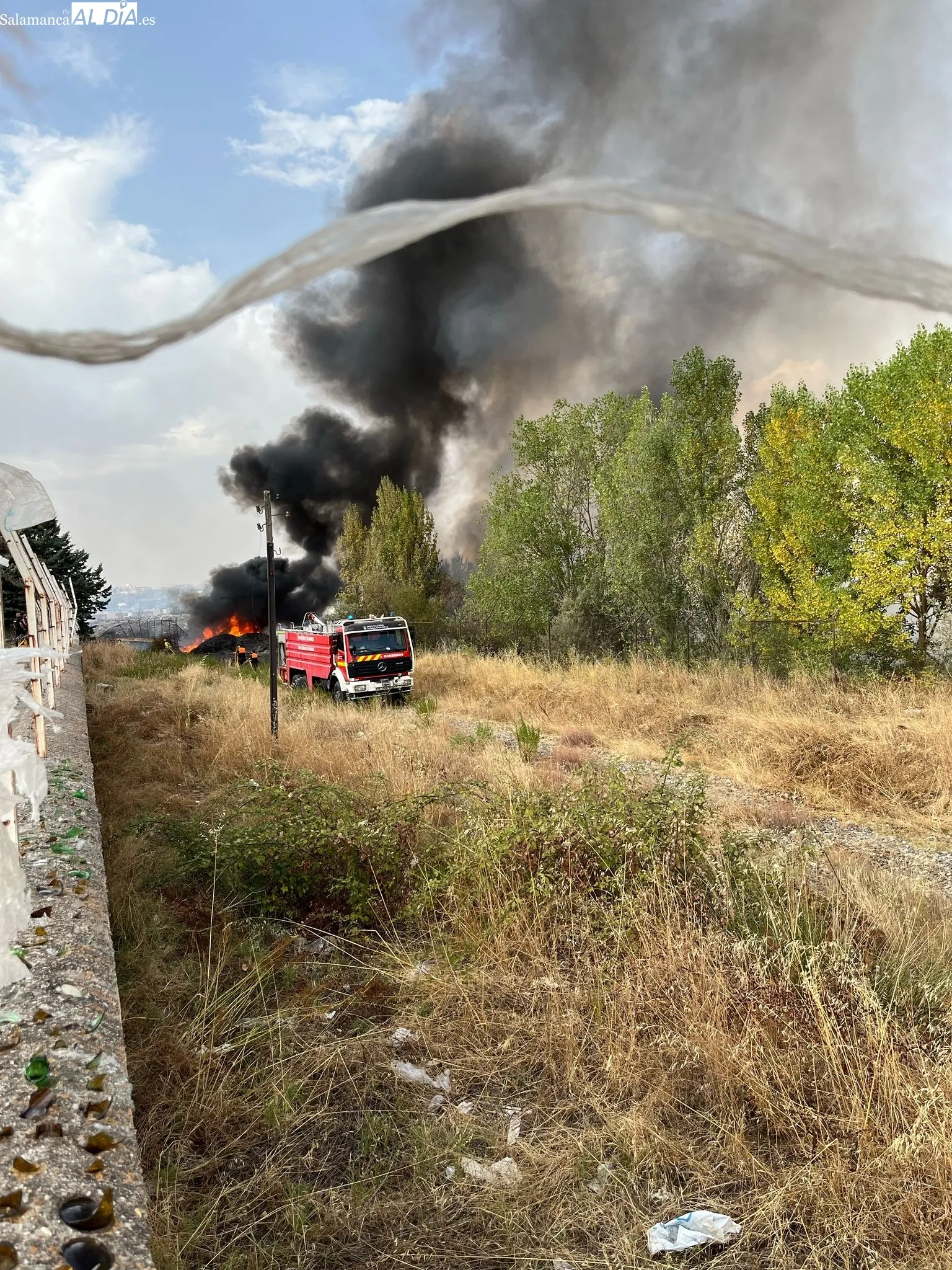 Foto 2 - Un incendio en Carbajosa provoca m&aacute;s de 25 llamadas al 112 por la preocupaci&oacute;n 