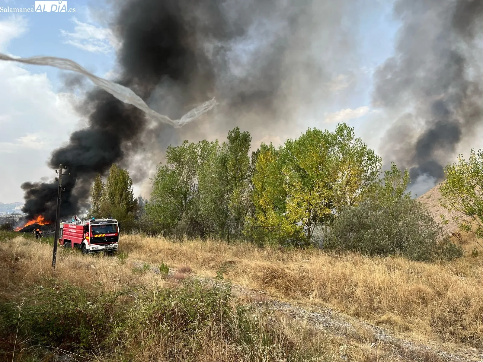 Foto 5 - Un incendio en Carbajosa provoca m&aacute;s de 25 llamadas al 112 por la preocupaci&oacute;n 