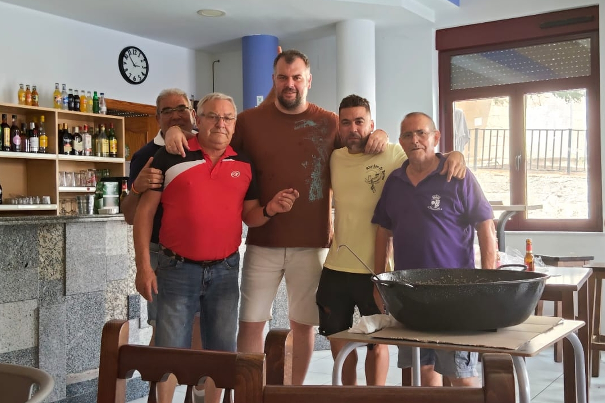 Peralejos de Abajo: 40 amigos se reúnen por un arroz negro