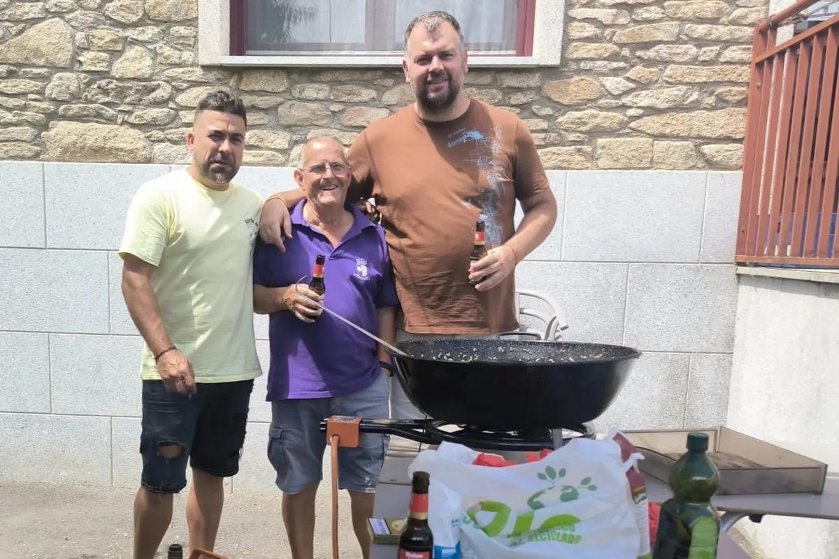 Foto 3 - Un exquisito arroz negro re&uacute;ne a 40 amigos en Peralejos de Abajo