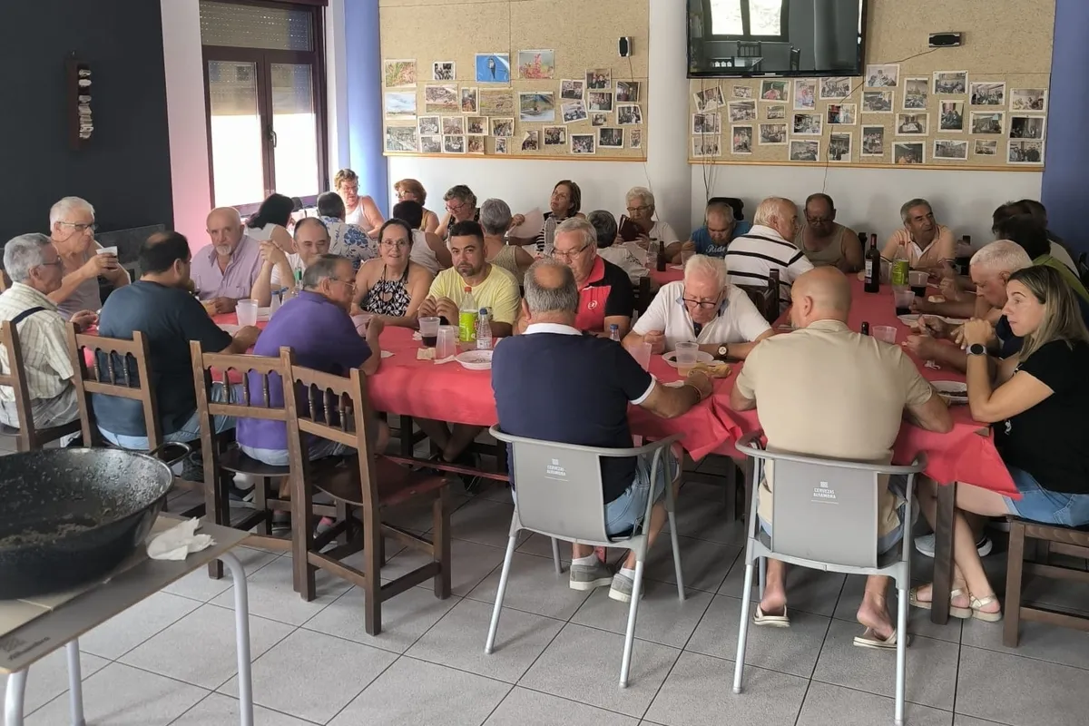 Foto 2 - Un exquisito arroz negro re&uacute;ne a 40 amigos en Peralejos de Abajo