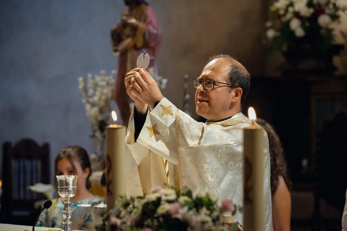 Alfredo Fernández durante la celebración de liturgias 
