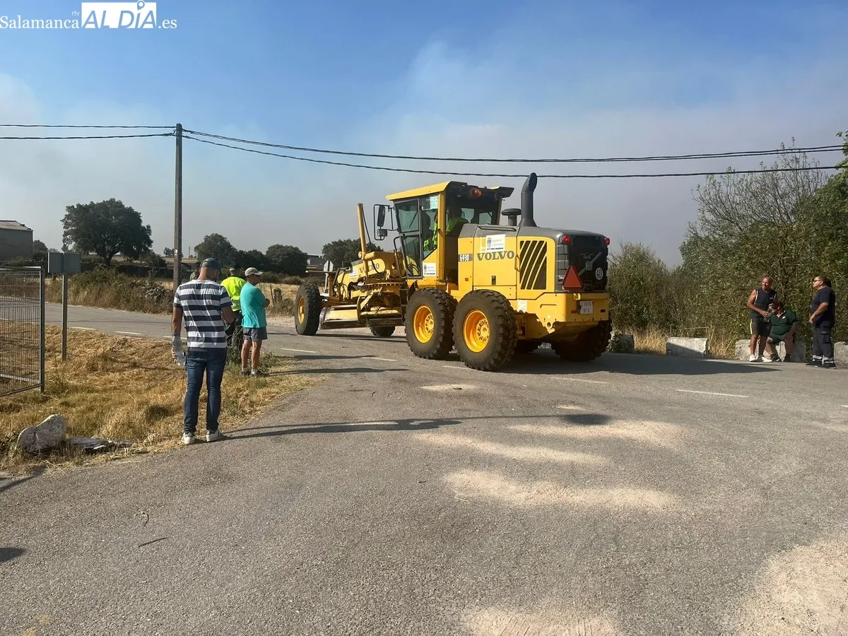 Las llamas han quedado a unos metros de la fábrica de obleas Pan de Ángel, y de las viviendas de la zona del puente 
