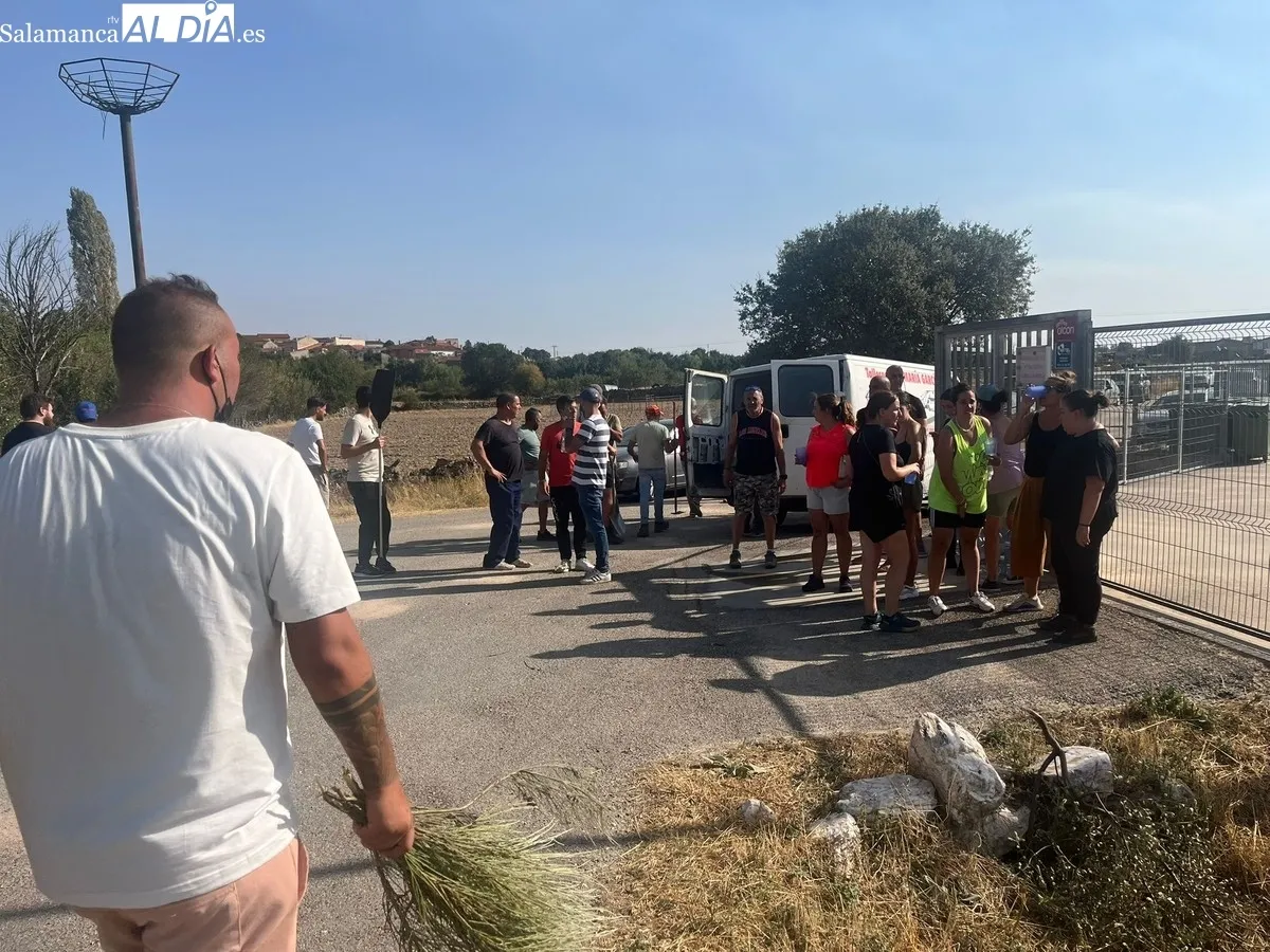 Las llamas han quedado a unos metros de la fábrica de obleas Pan de Ángel, y de las viviendas de la zona del puente 