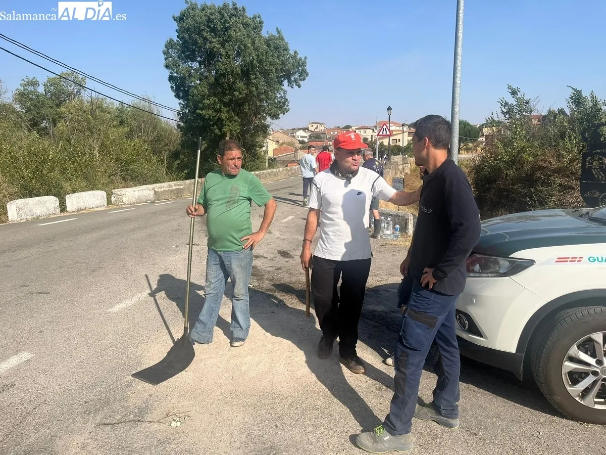 Las llamas han quedado a unos metros de la fábrica de obleas Pan de Ángel, y de las viviendas de la zona del puente 
