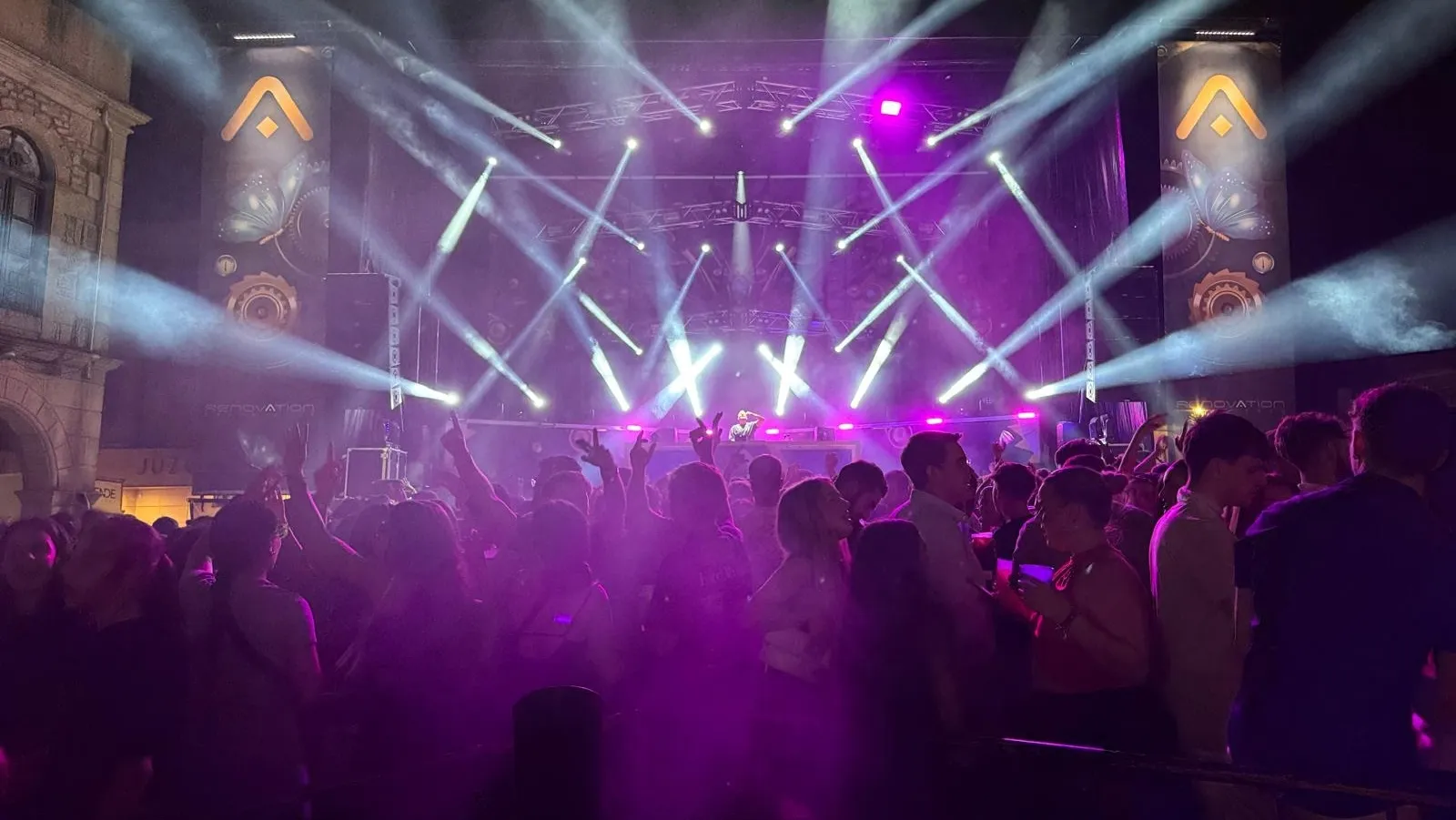 Así estaba ayer noche la Plaza de Vitigudino con la Renovation Experience de Ricky Galende