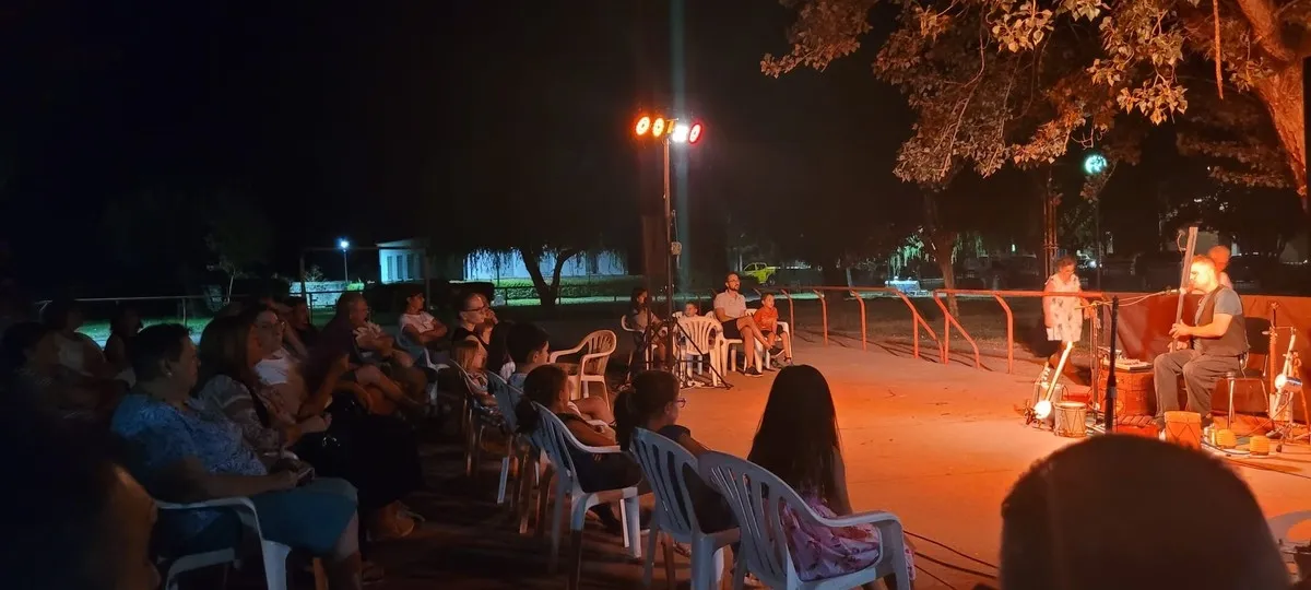 Actuación de 'DonTamboril' en el parque San Nicolás