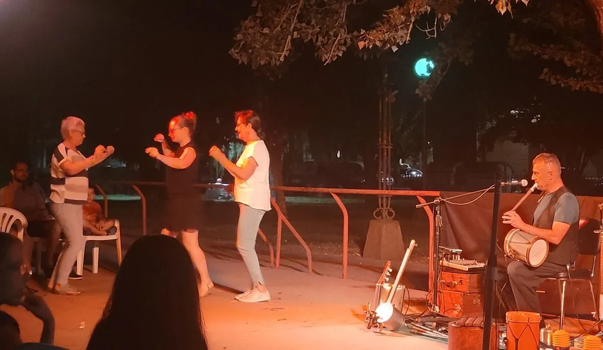 Actuación de 'DonTamboril' en el parque San Nicolás