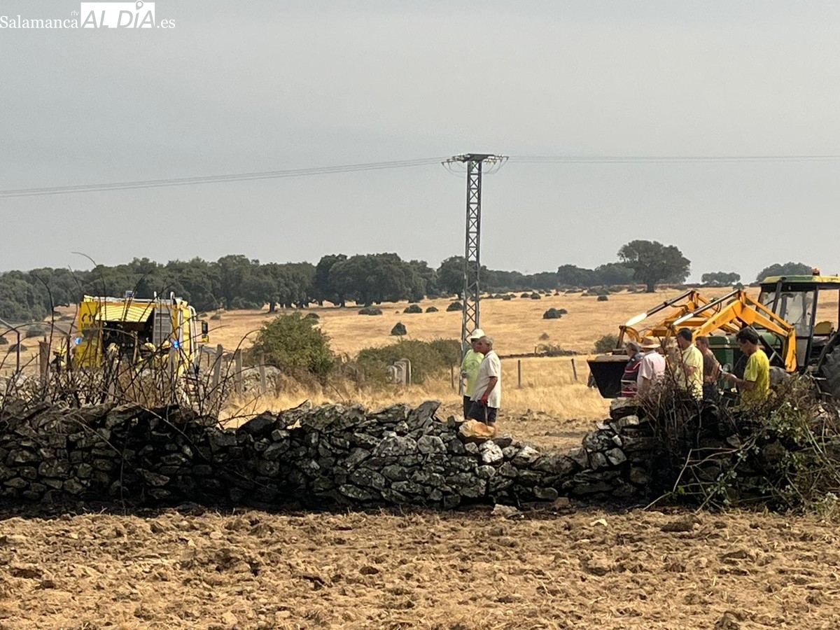 Incendio en Pozos de Hinojo controlado junto a placas solares