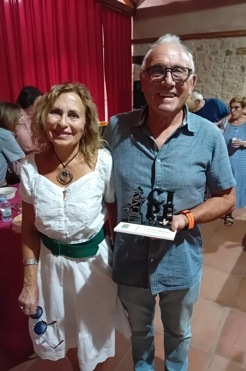 El artista Ramón Docampo, autor del mural de la Plaza de las Brujas, recibió una placa en el día de homenaje a los mayores