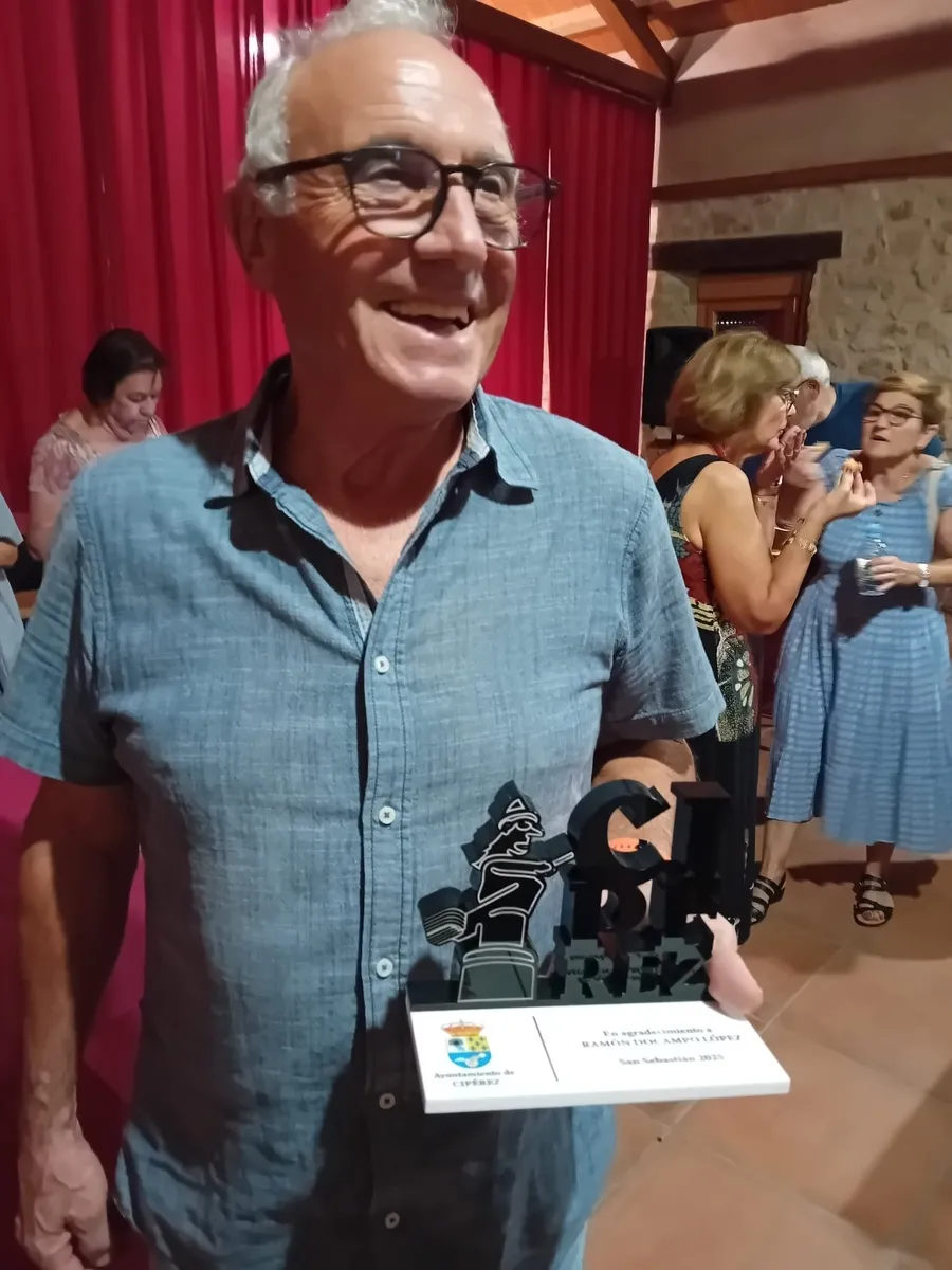 El artista Ramón Docampo, autor del mural de la Plaza de las Brujas, recibió una placa en el día de homenaje a los mayores