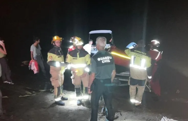 Guardia Civil y Bomberos rescatan de madrugada a los ocupantes de una lancha en el pantano de Almendra | Fotos: Ig Guardia Civil 
