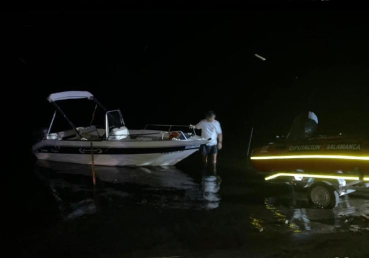 Rescate de una lancha a la deriva en el pantano de Almendra