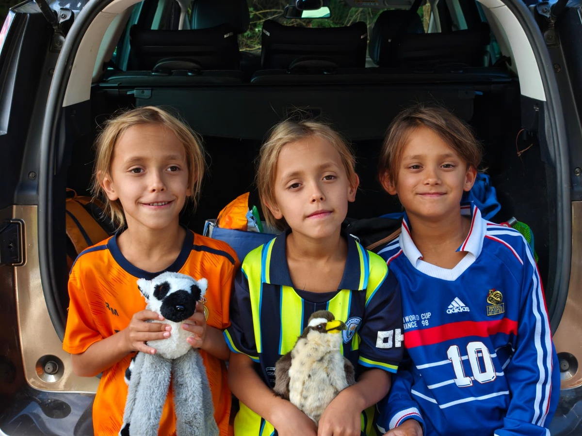 Vuelta al cole con trillizos en Salamanca: el reto de una familia