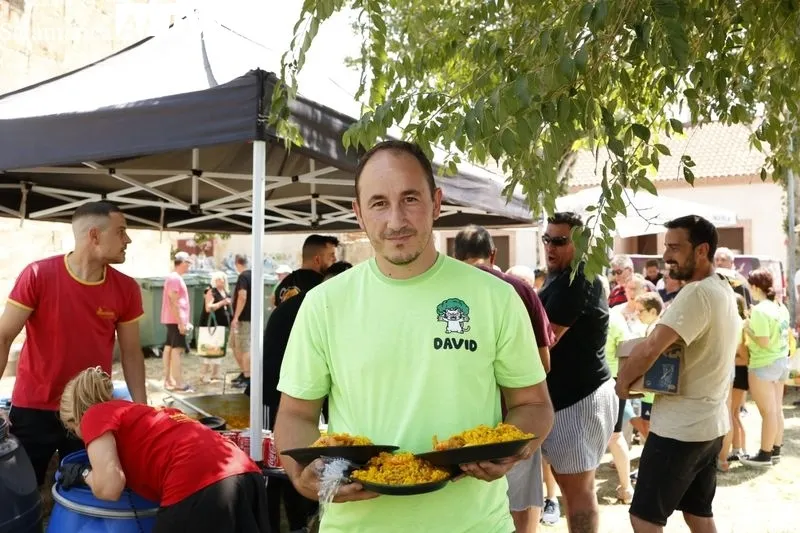 Foto 2 - Monterrubio disfruta de una buena paellada (FOTOS)