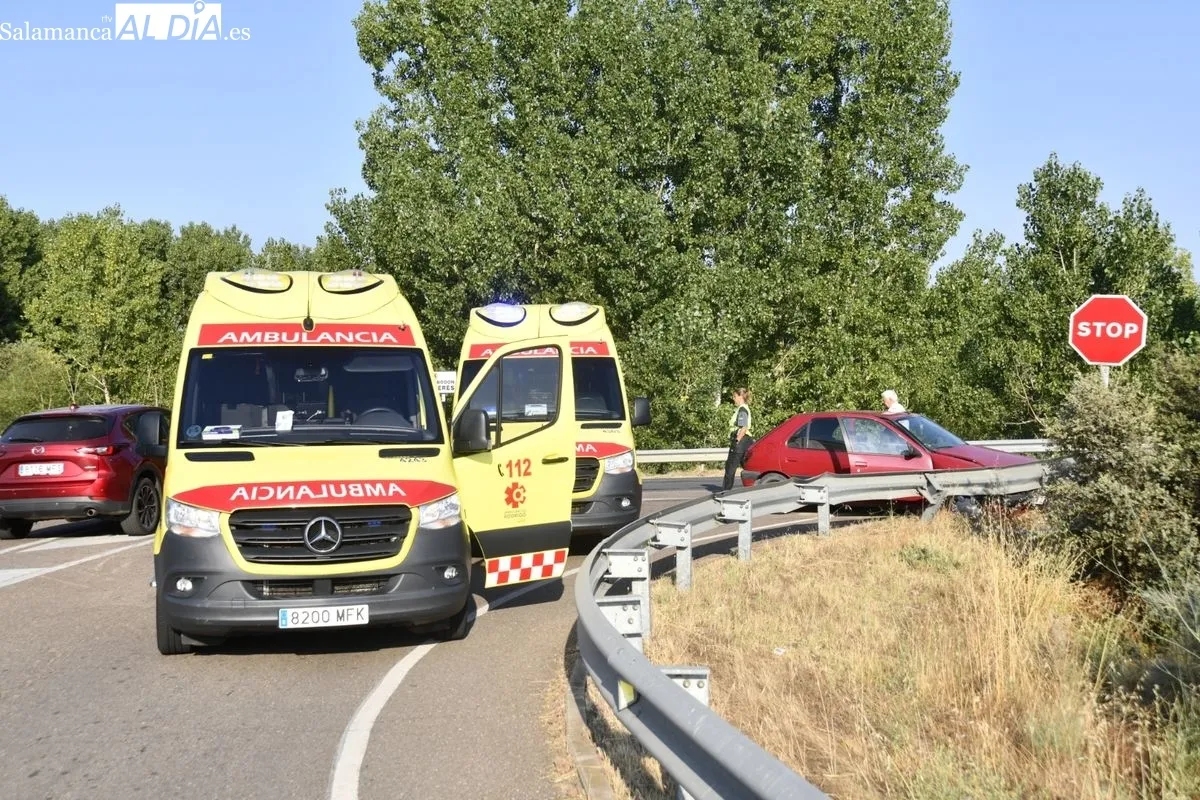 Accidente en Ciudad Rodrigo cuando un conductor dio un volantazo por un susto e impactó contra el guardarraíl. Fotos: Adrián Martín