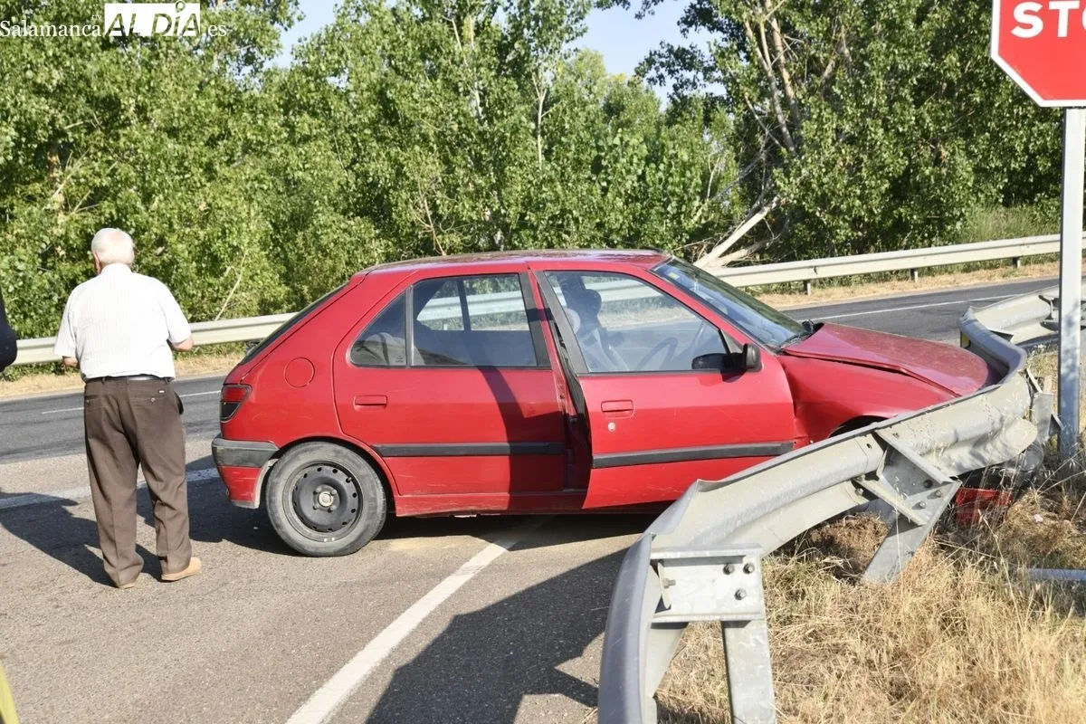Accidente en Ciudad Rodrigo cuando un conductor dio un volantazo por un susto e impactó contra el guardarraíl. Fotos: Adrián Martín