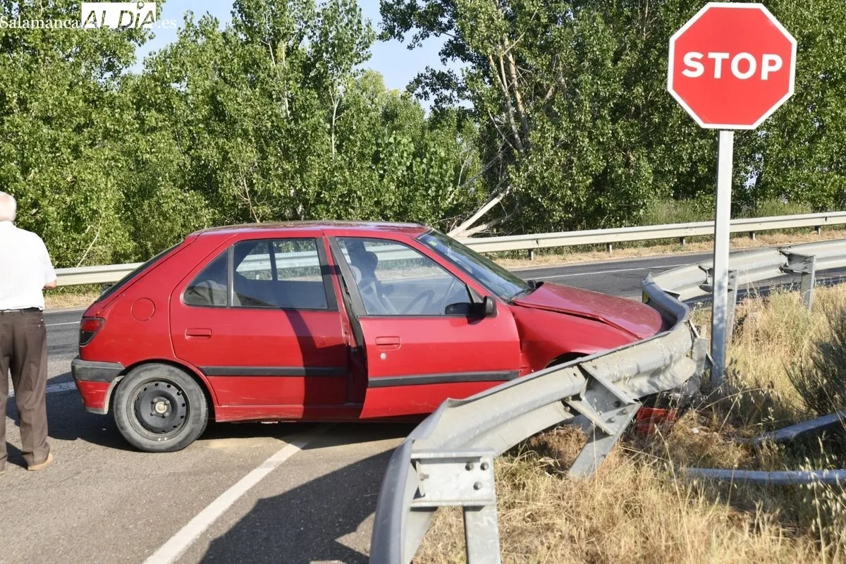 Accidente en Ciudad Rodrigo cuando un conductor dio un volantazo por un susto e impactó contra el guardarraíl. Fotos: Adrián Martín