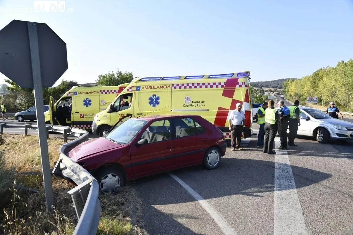 Accidente en Ciudad Rodrigo cuando un conductor dio un volantazo por un susto e impactó contra el guardarraíl. Fotos: Adrián Martín