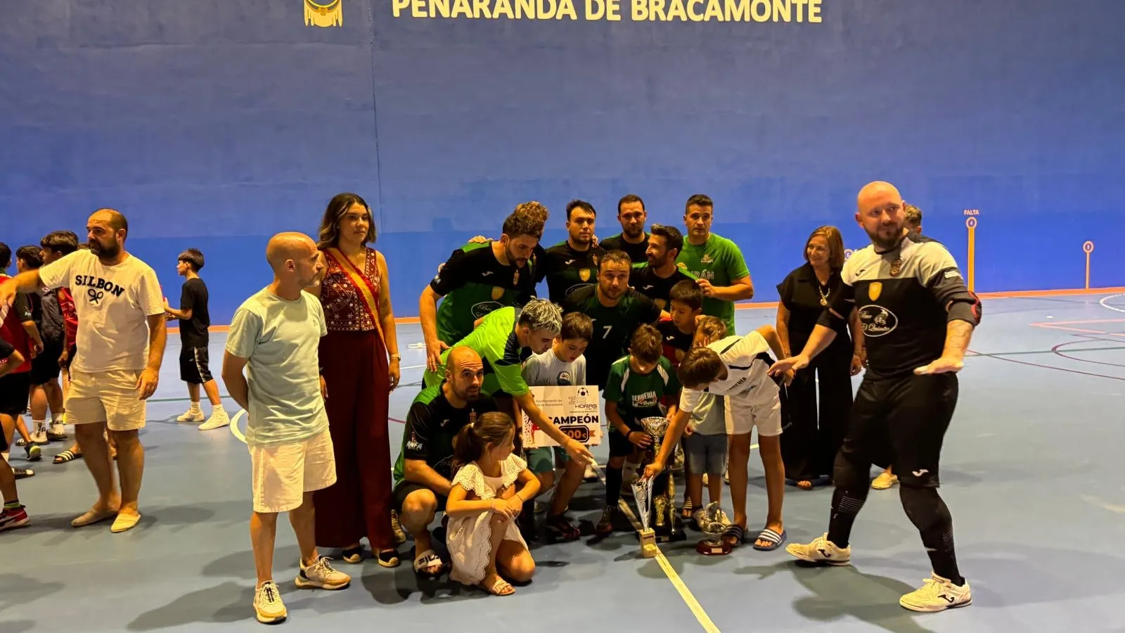 Foto 11 - Espect&aacute;culo total y gradas llenas en  las finales del Torneo 32 Horas de F&uacute;tbol Sala