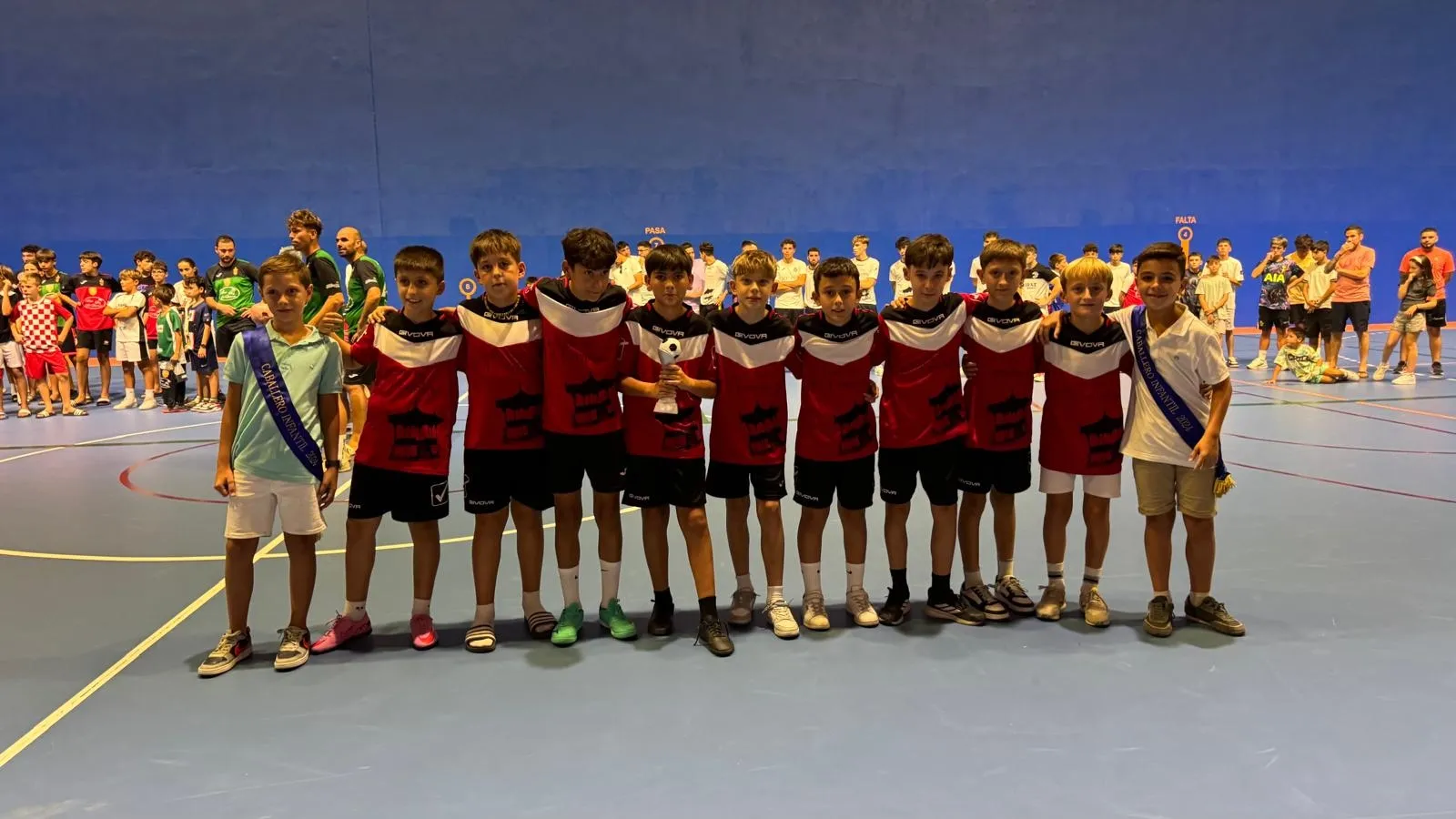 Foto 4 - Espect&aacute;culo total y gradas llenas en  las finales del Torneo 32 Horas de F&uacute;tbol Sala