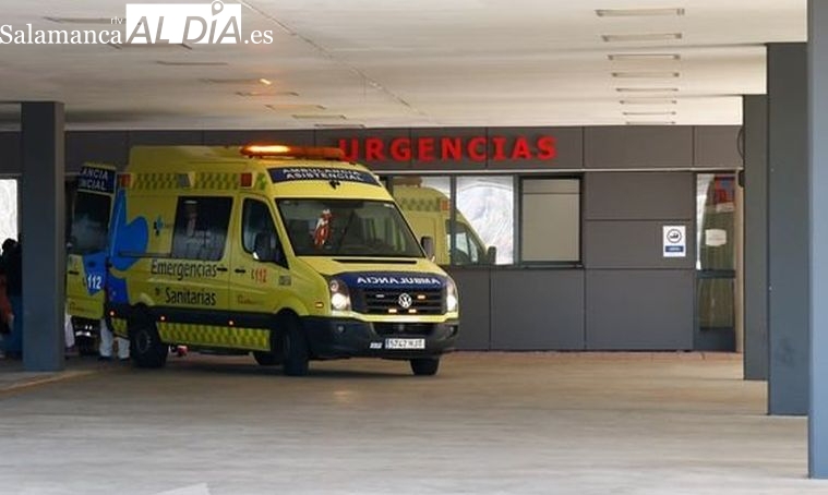 Vuelco en la rotonda del Hospital de Salamanca: 2 heridos
