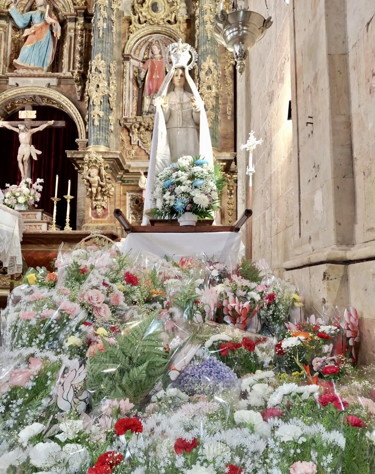 Foto 6 - Multitudinaria ofrenda floral a la Virgen de la Asunci&oacute;n en Cantalpino