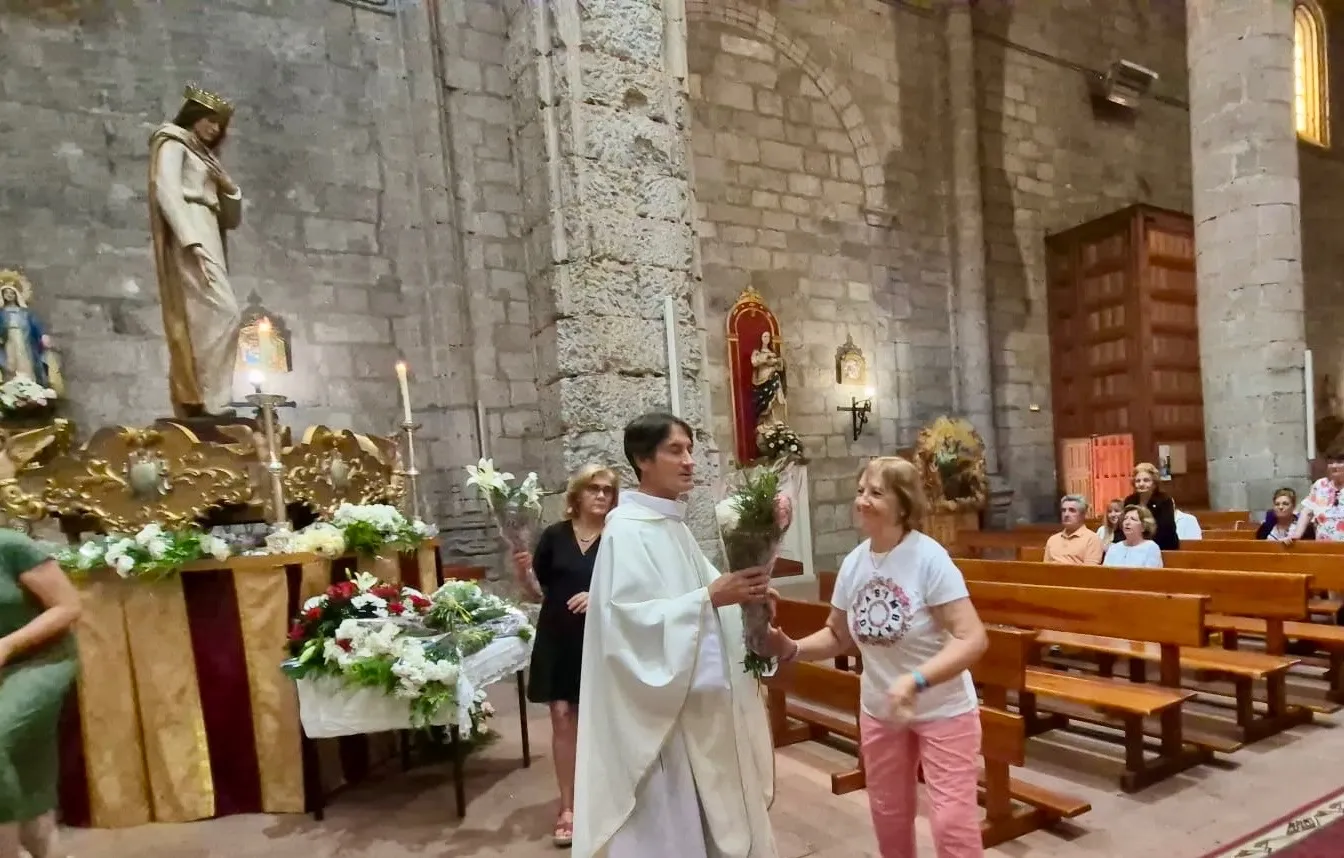 Foto 5 - Flores en honor a Santa Mar&iacute;a Reina, patrona de Pe&ntilde;aranda, en la previa a su d&iacute;a grande
