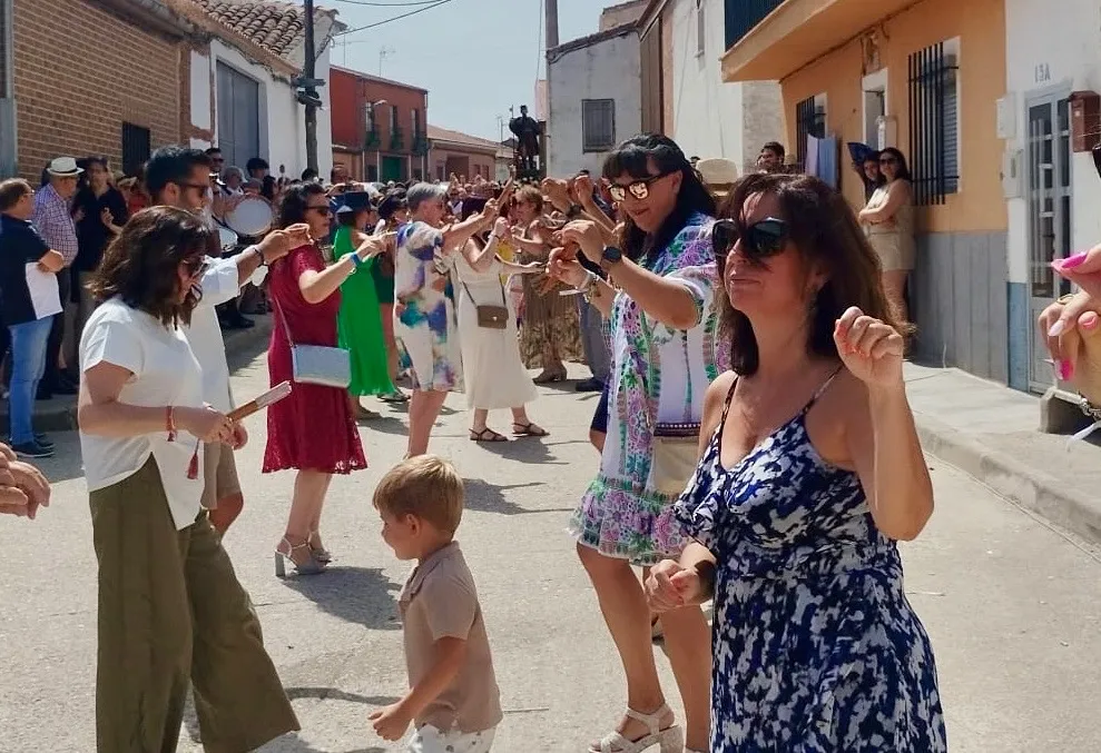 Foto 2 - Cantaracillo celebra en las calles el d&iacute;a grande de sus fiestas patronales en honor a San Roque