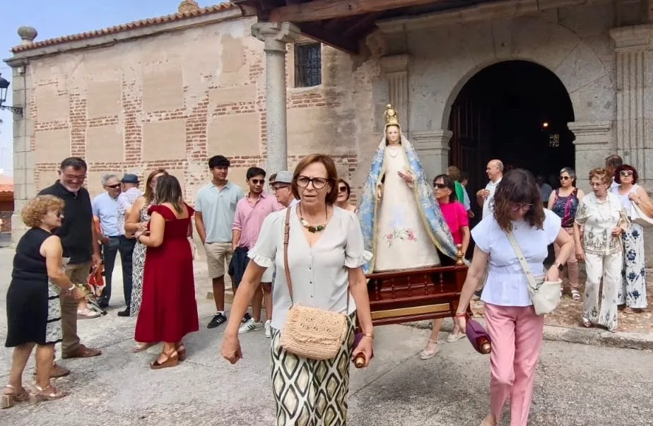 Foto 3 - Devoci&oacute;n y v&iacute;tores a Nuestra Se&ntilde;ora de la Asunci&oacute;n en su d&iacute;a grande en Cantaracillo