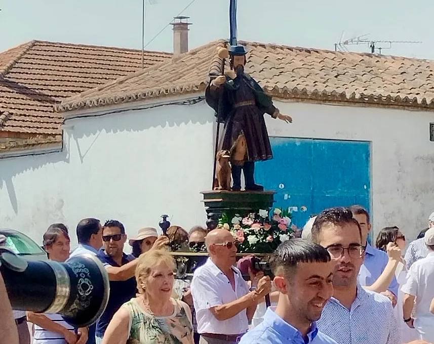 Foto 5 - Cantaracillo celebra en las calles el d&iacute;a grande de sus fiestas patronales en honor a San Roque
