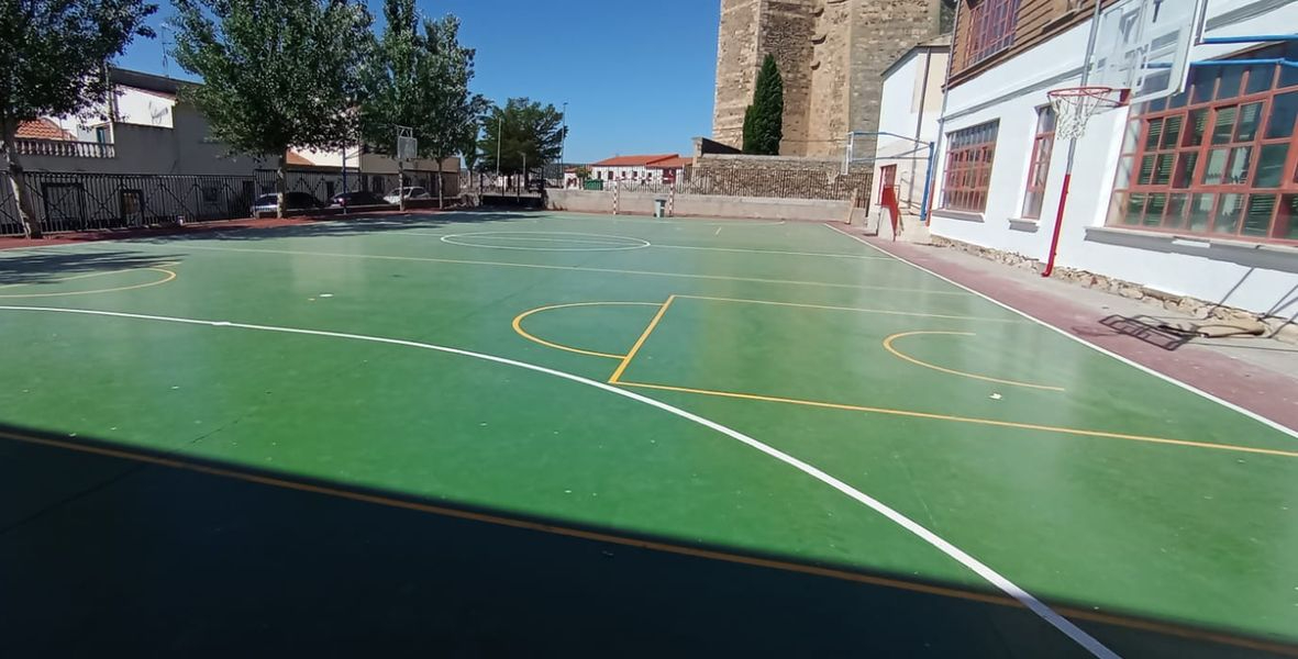 El colegio Santa Teresa de Alba estrena pista deportiva