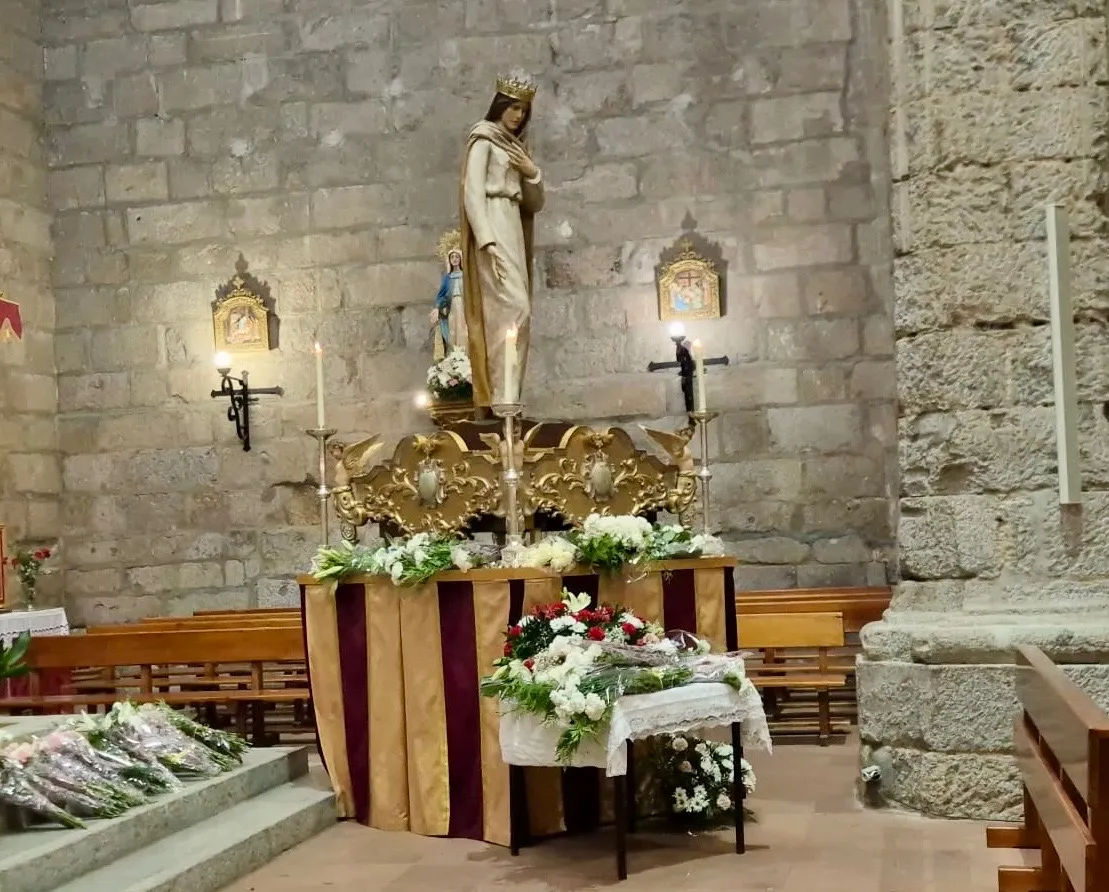 Foto 4 - Flores en honor a Santa Mar&iacute;a Reina, patrona de Pe&ntilde;aranda, en la previa a su d&iacute;a grande