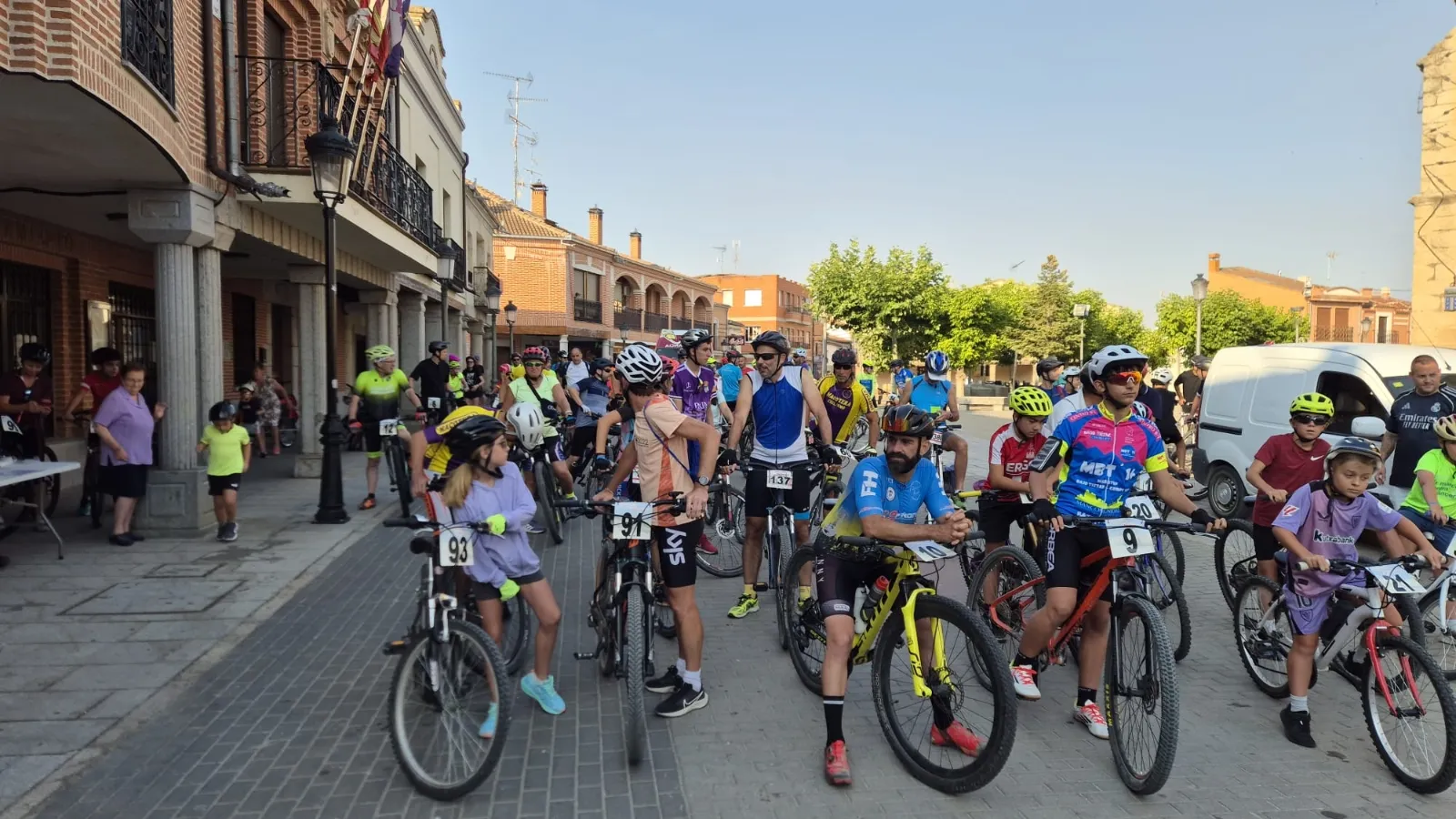 Foto 3 - Grandes y peque&ntilde;os disfrutan en familia durante la VII Vuelta Ciclista a Macotera