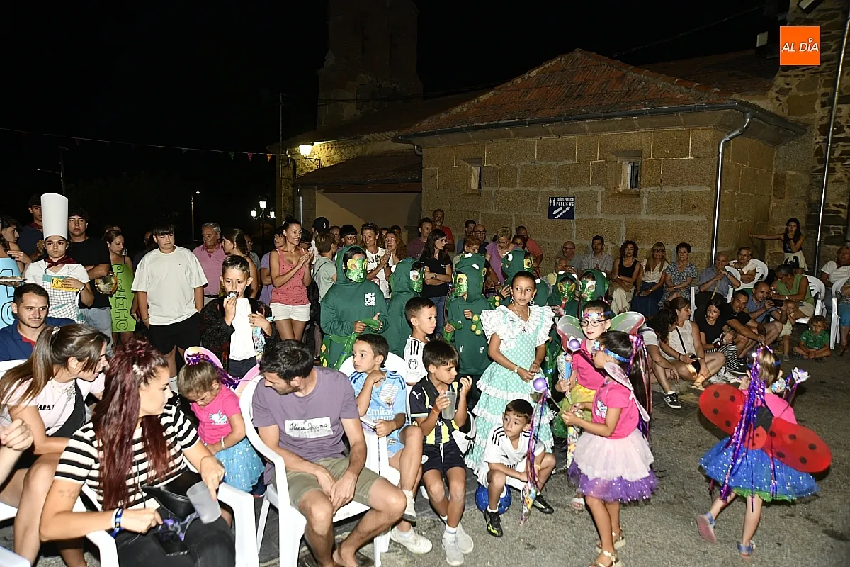 Desfile de disfraces que cerraría las fiestas de San Benito en Saelices El Chico / Fotos: Adrián M.Pastor