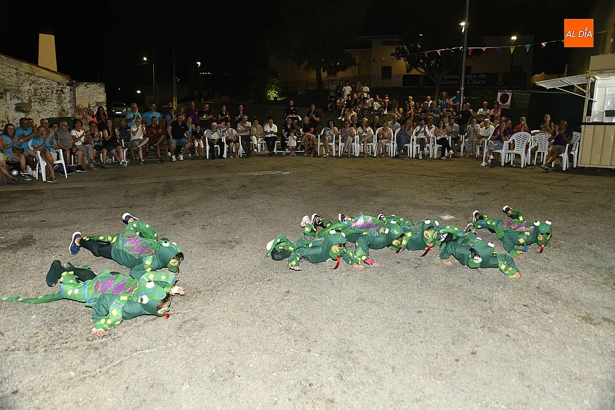 Desfile de disfraces que cerraría las fiestas de San Benito en Saelices El Chico / Fotos: Adrián M.Pastor