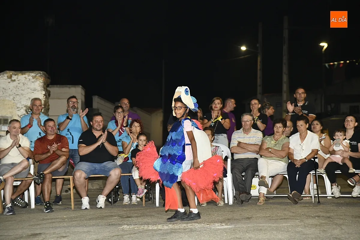 Desfile de disfraces que cerraría las fiestas de San Benito en Saelices El Chico / Fotos: Adrián M.Pastor