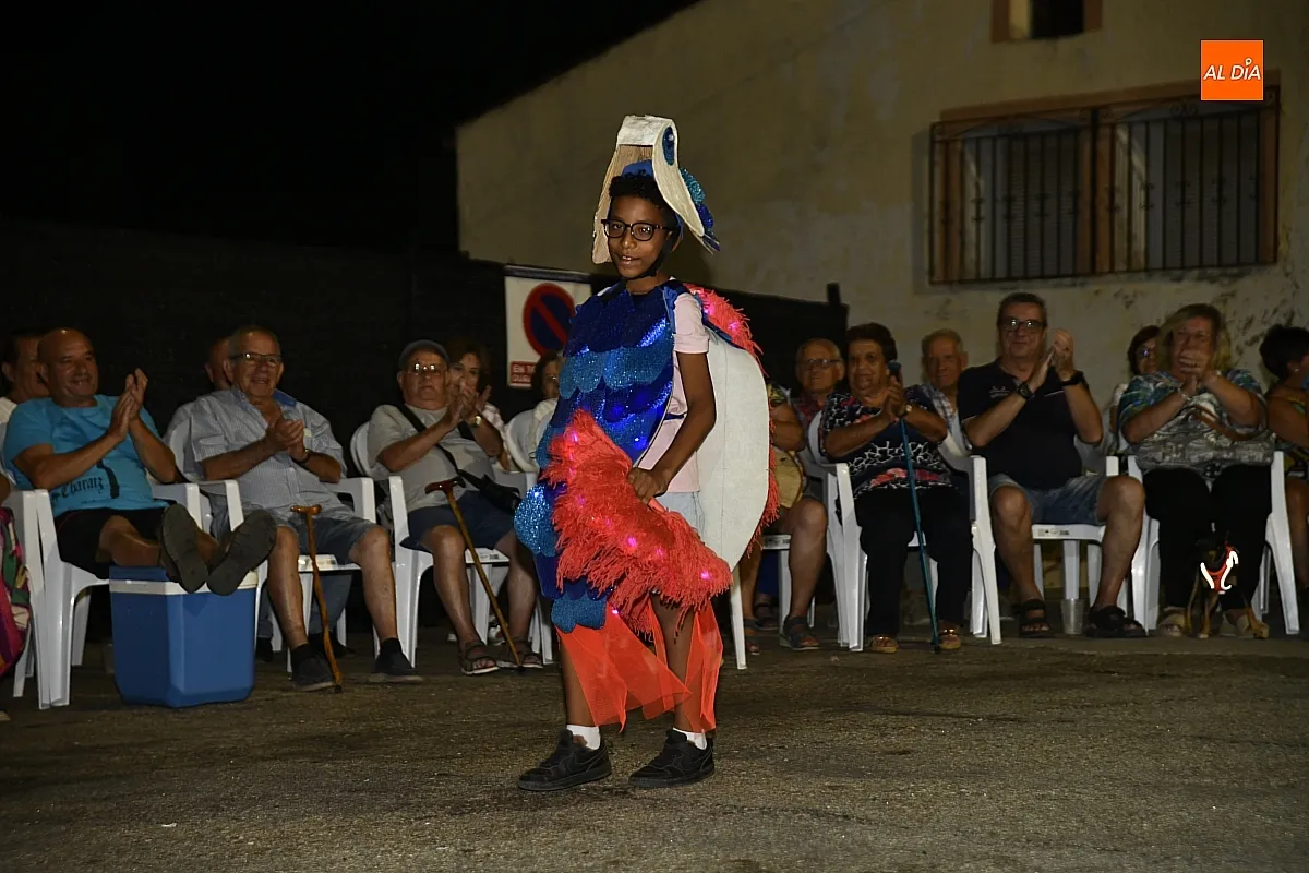 Desfile de disfraces que cerraría las fiestas de San Benito en Saelices El Chico / Fotos: Adrián M.Pastor
