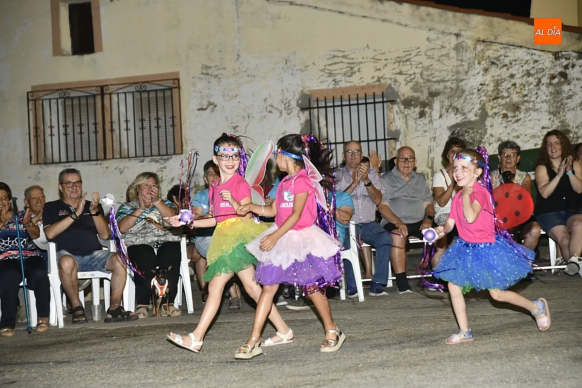 Desfile de disfraces que cerraría las fiestas de San Benito en Saelices El Chico / Fotos: Adrián M.Pastor