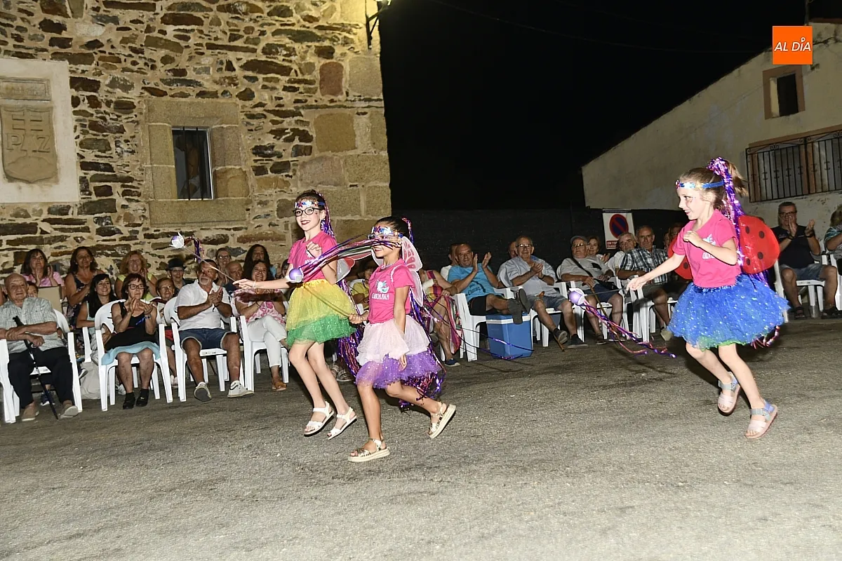 Desfile de disfraces que cerraría las fiestas de San Benito en Saelices El Chico / Fotos: Adrián M.Pastor