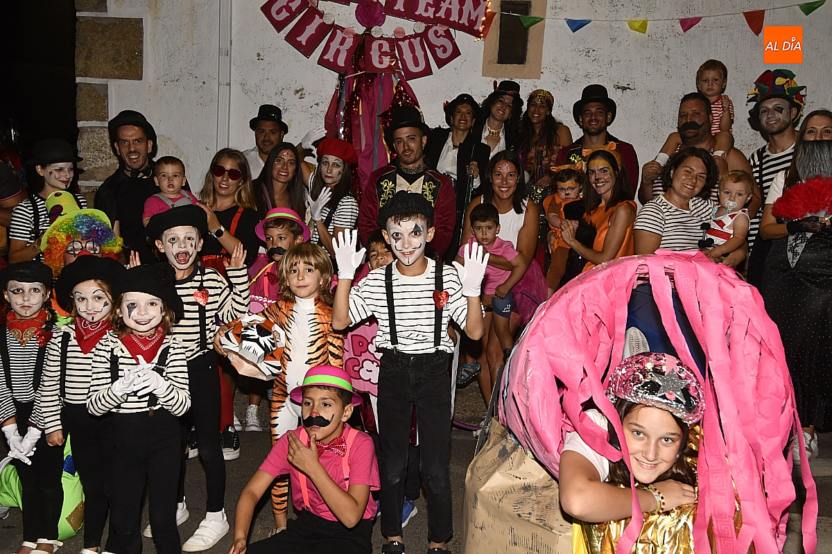 Villar de Ciervo :colorido, imaginación y diversión  animando concurso de disfraces