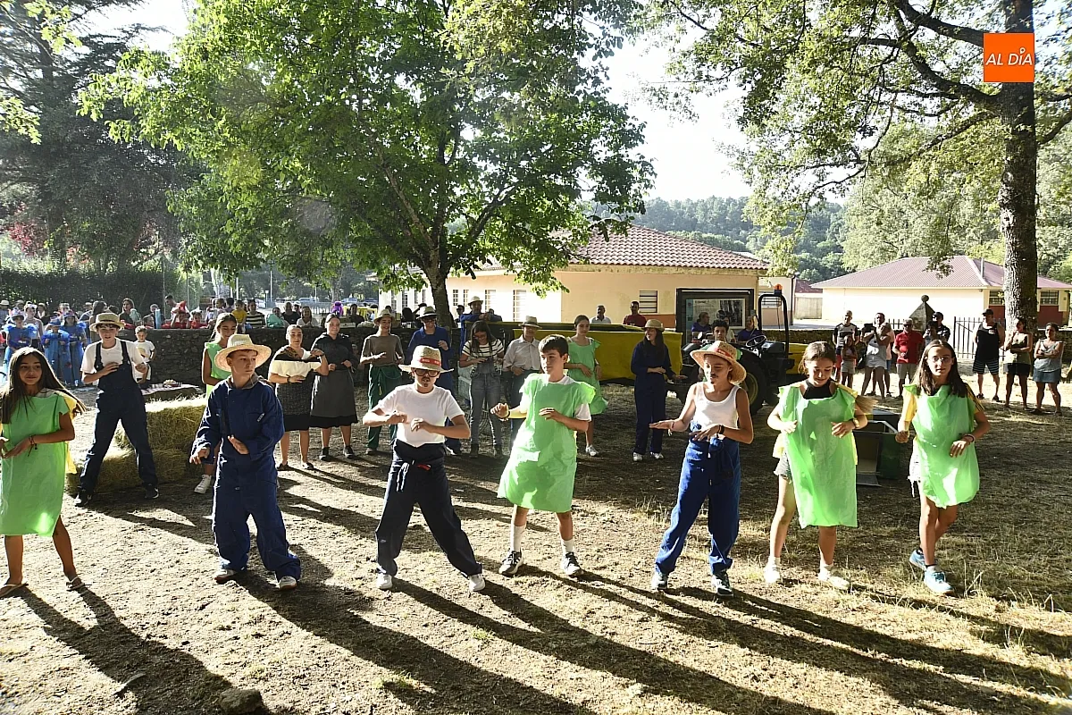 Desfile de disfraces en la semana cultural veraniega de Navasfrías/ Fotos: Adrián M.Pastor