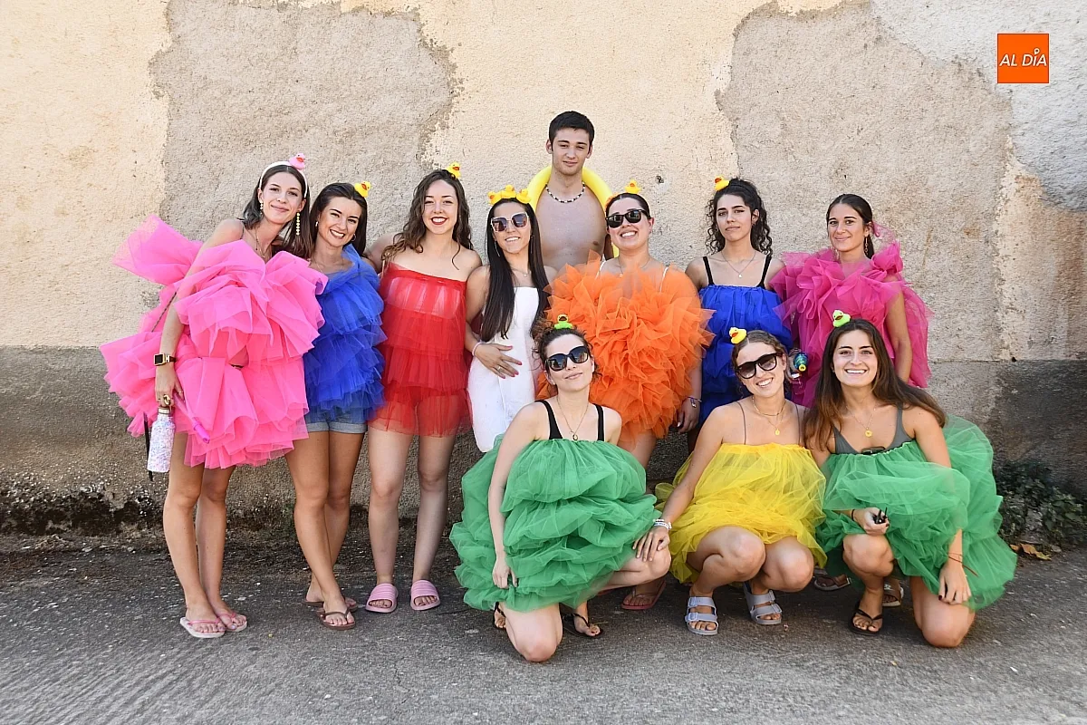 Desfile disfraces peñas en Serradilla del LLano/ Fotos: Adrián M.Pastor