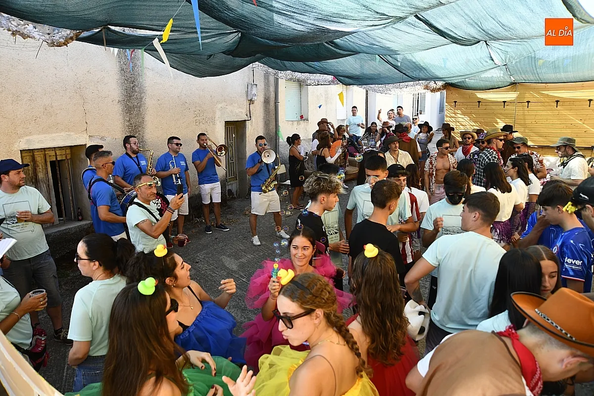 Desfile disfraces peñas en Serradilla del LLano/ Fotos: Adrián M.Pastor