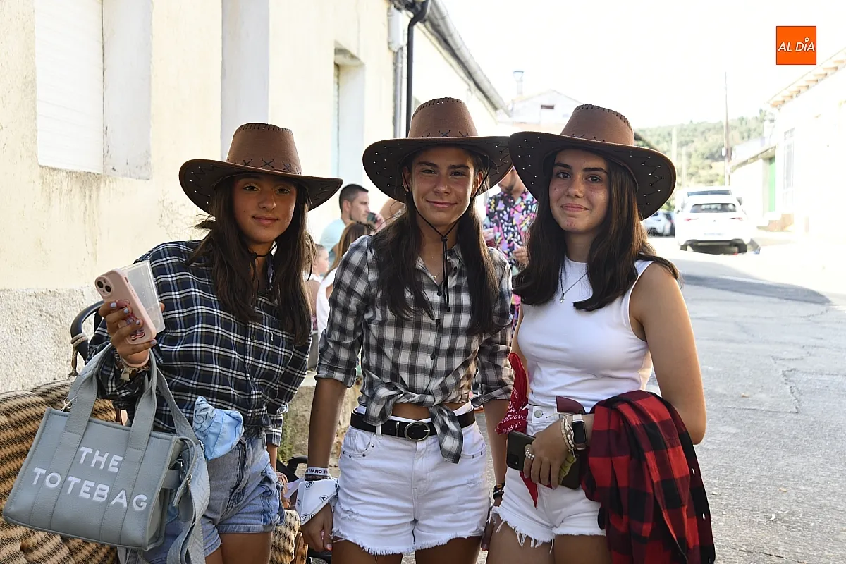 Desfile disfraces peñas en Serradilla del LLano/ Fotos: Adrián M.Pastor