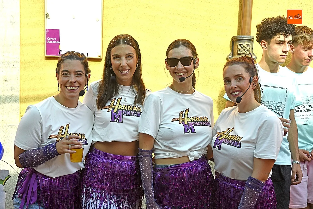 Desfile disfraces peñas en Serradilla del LLano/ Fotos: Adrián M.Pastor