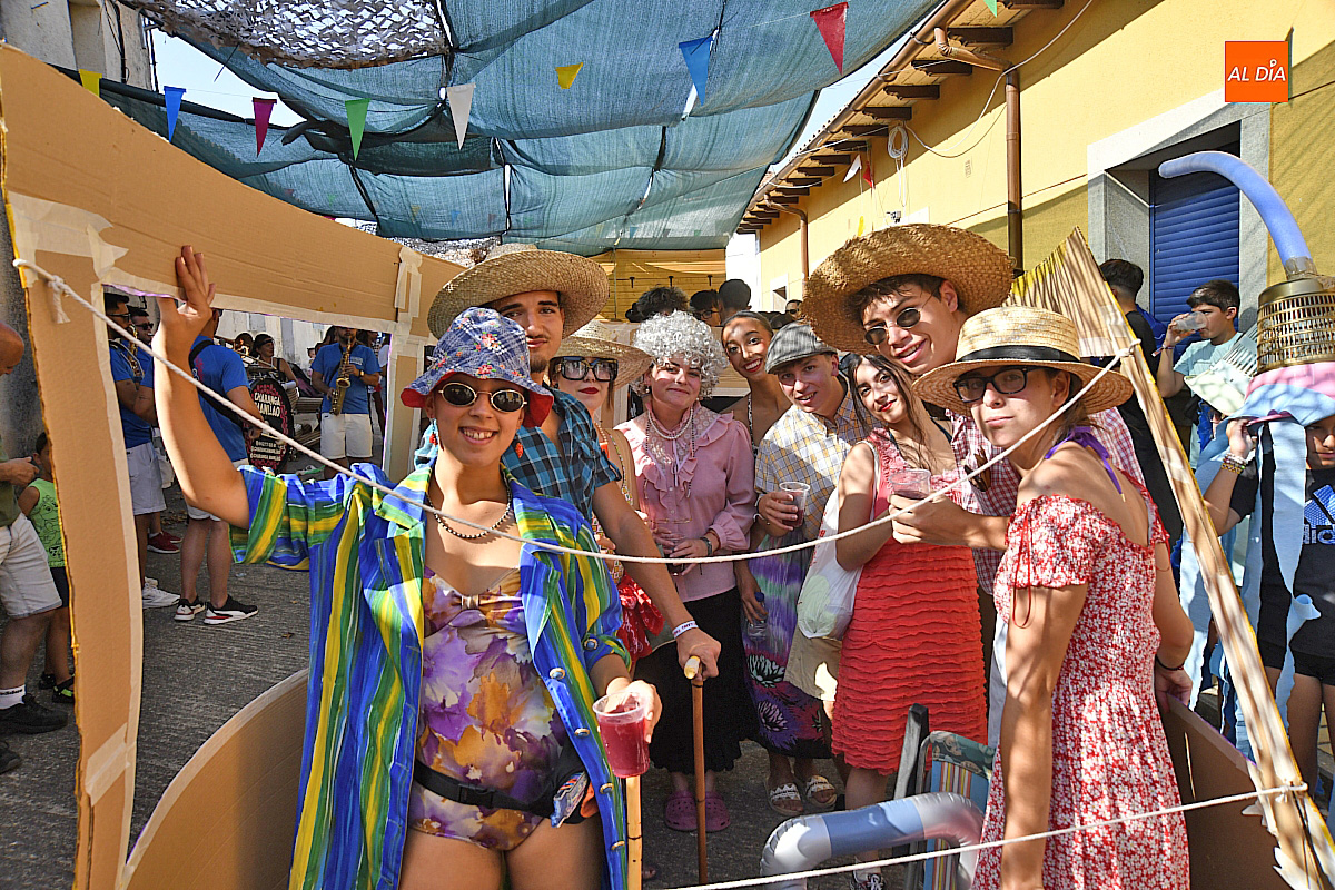 Imaginación y colorido calles  Serradilla del Llano  fiestas  honor al Cristo